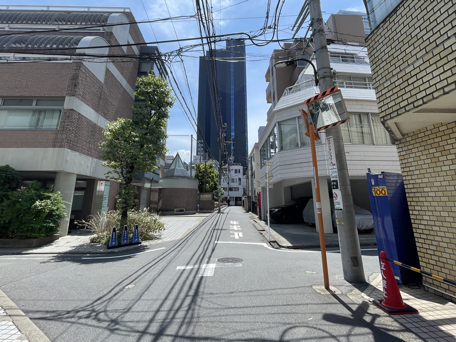 THE HUB 西新宿前面の通り