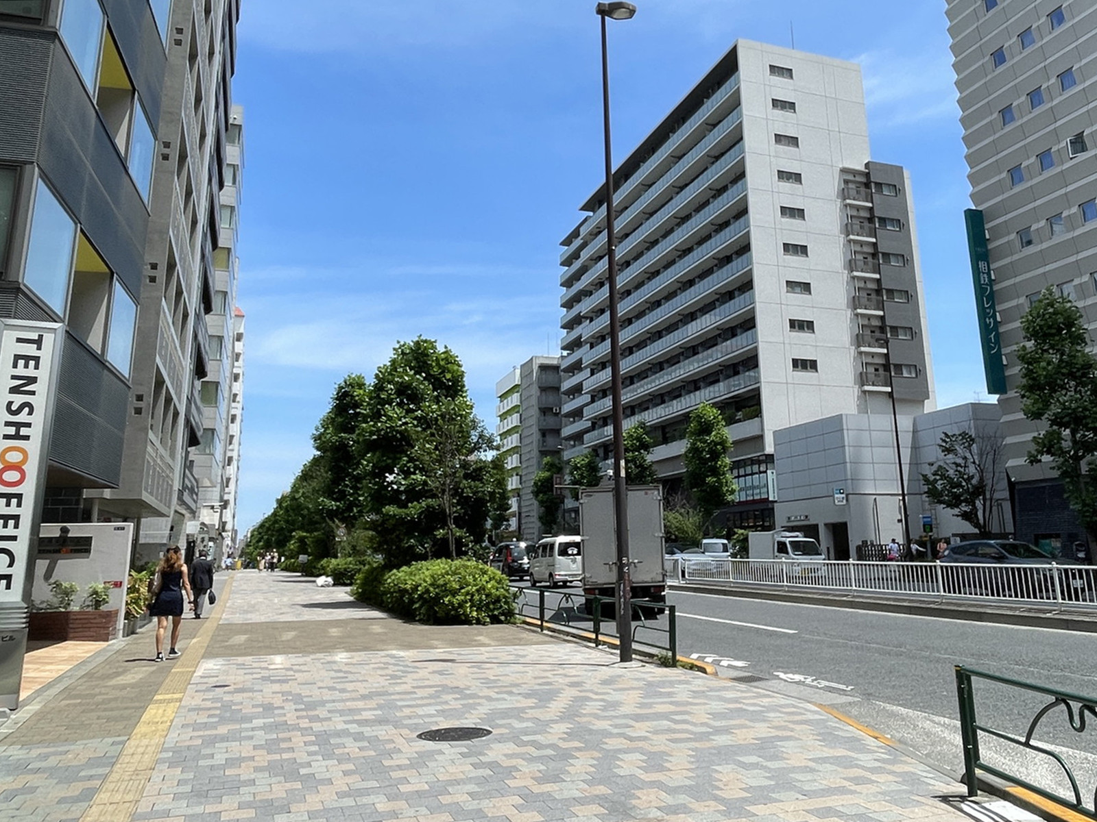 天翔東新宿ビル前面の明治通り