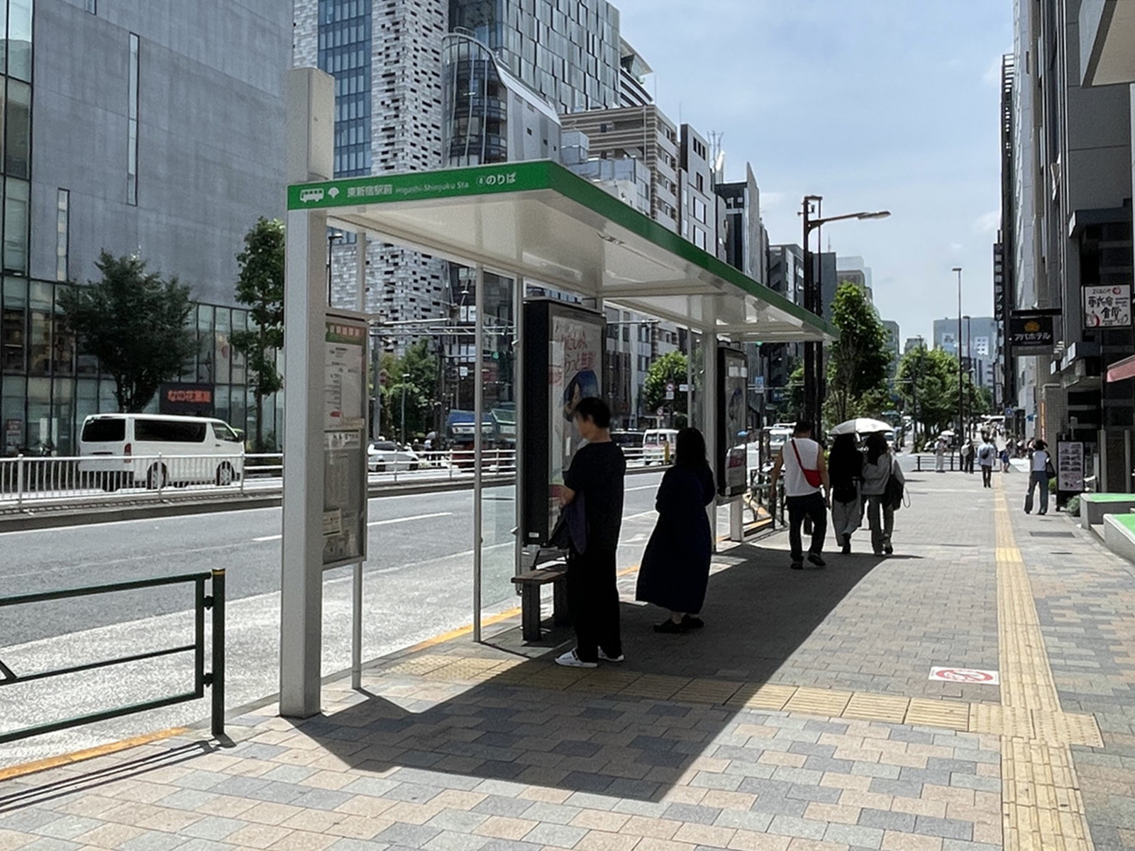 近くのバス停「東新宿駅前」
