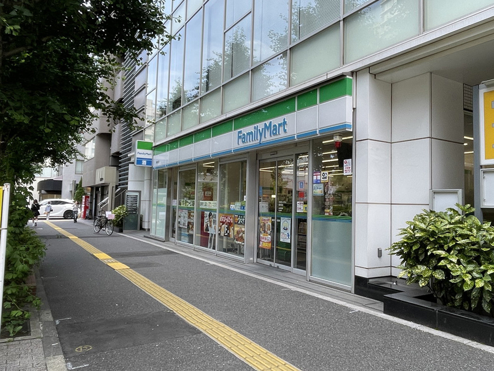 徒歩1分のファミリーマート 東新宿店