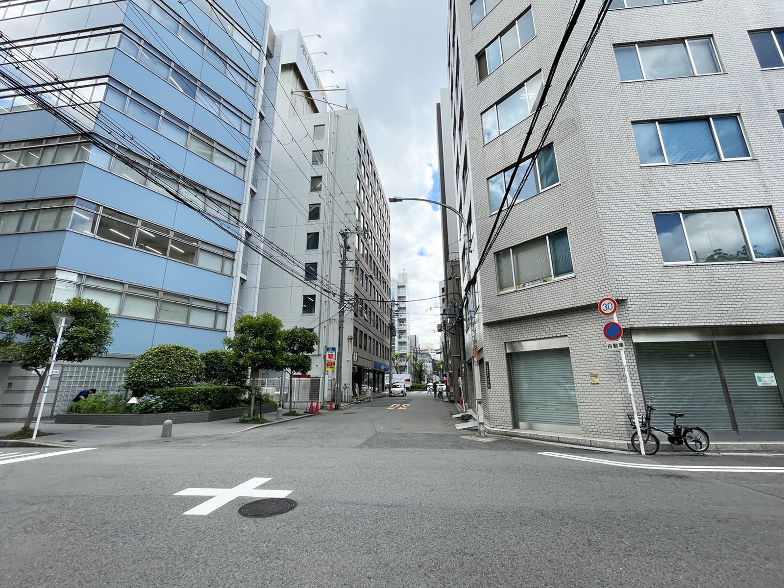 八千代ビル別館前面の通り
