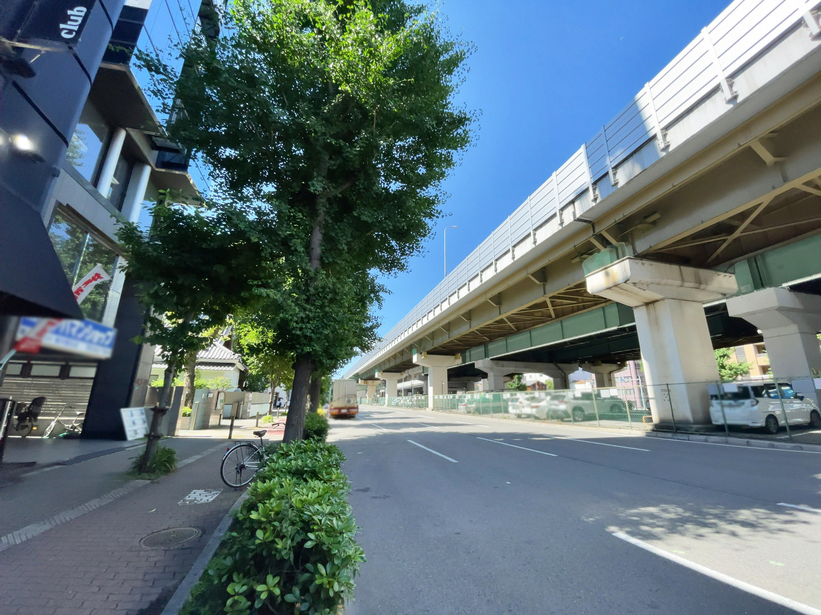 アルシュ240ビル前面の通り