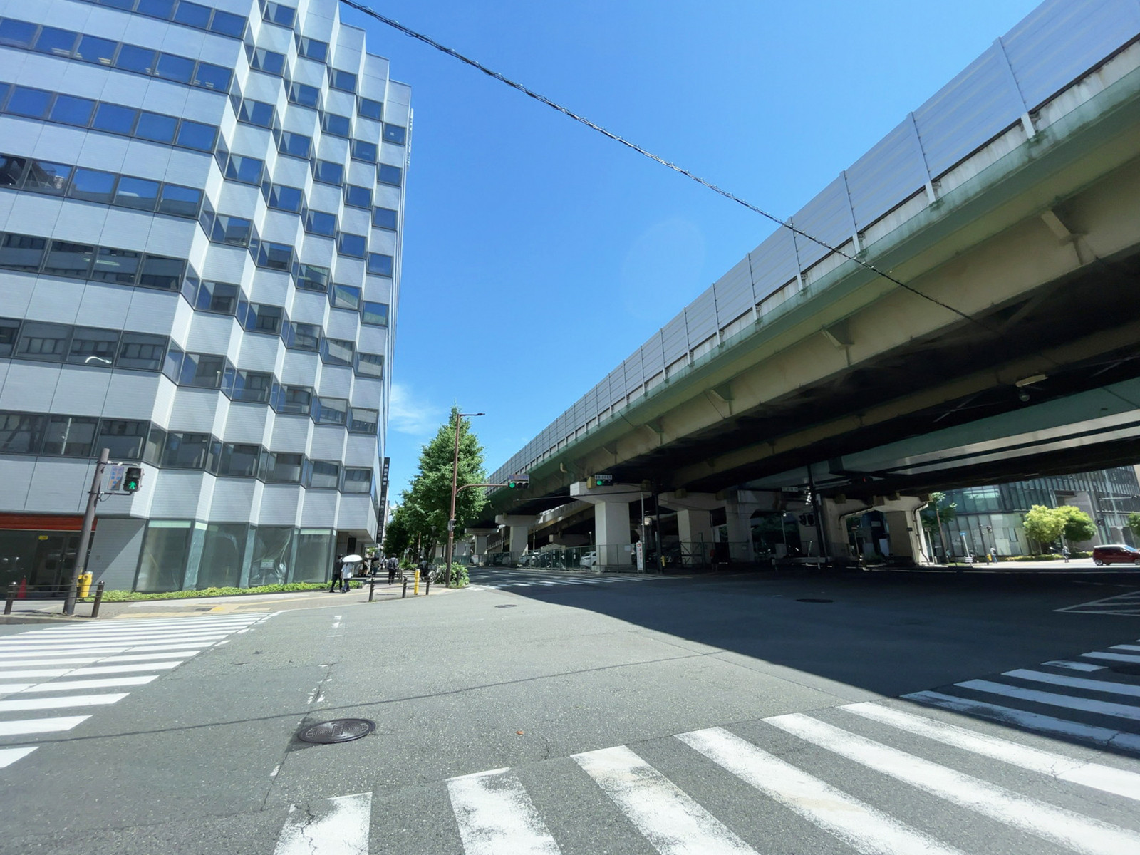 新大阪千代田ビル別館前面の通り