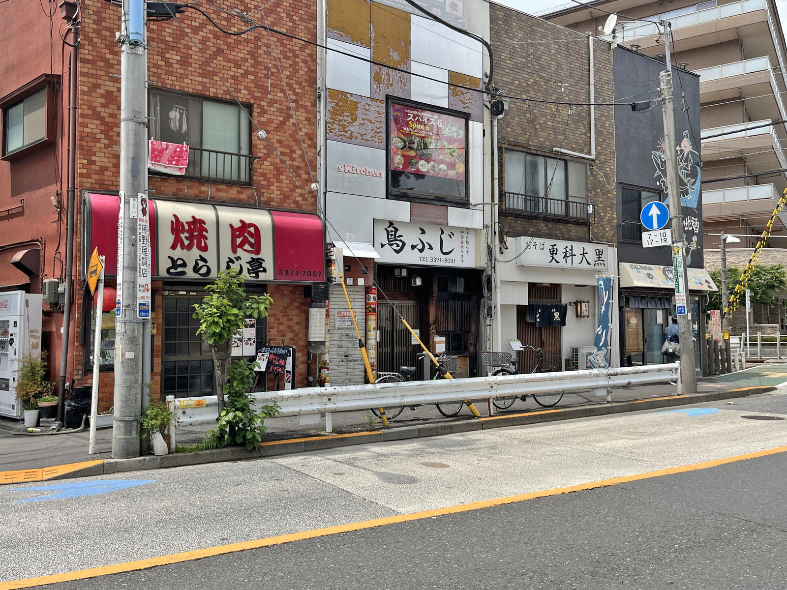 付近には飲食店が充実