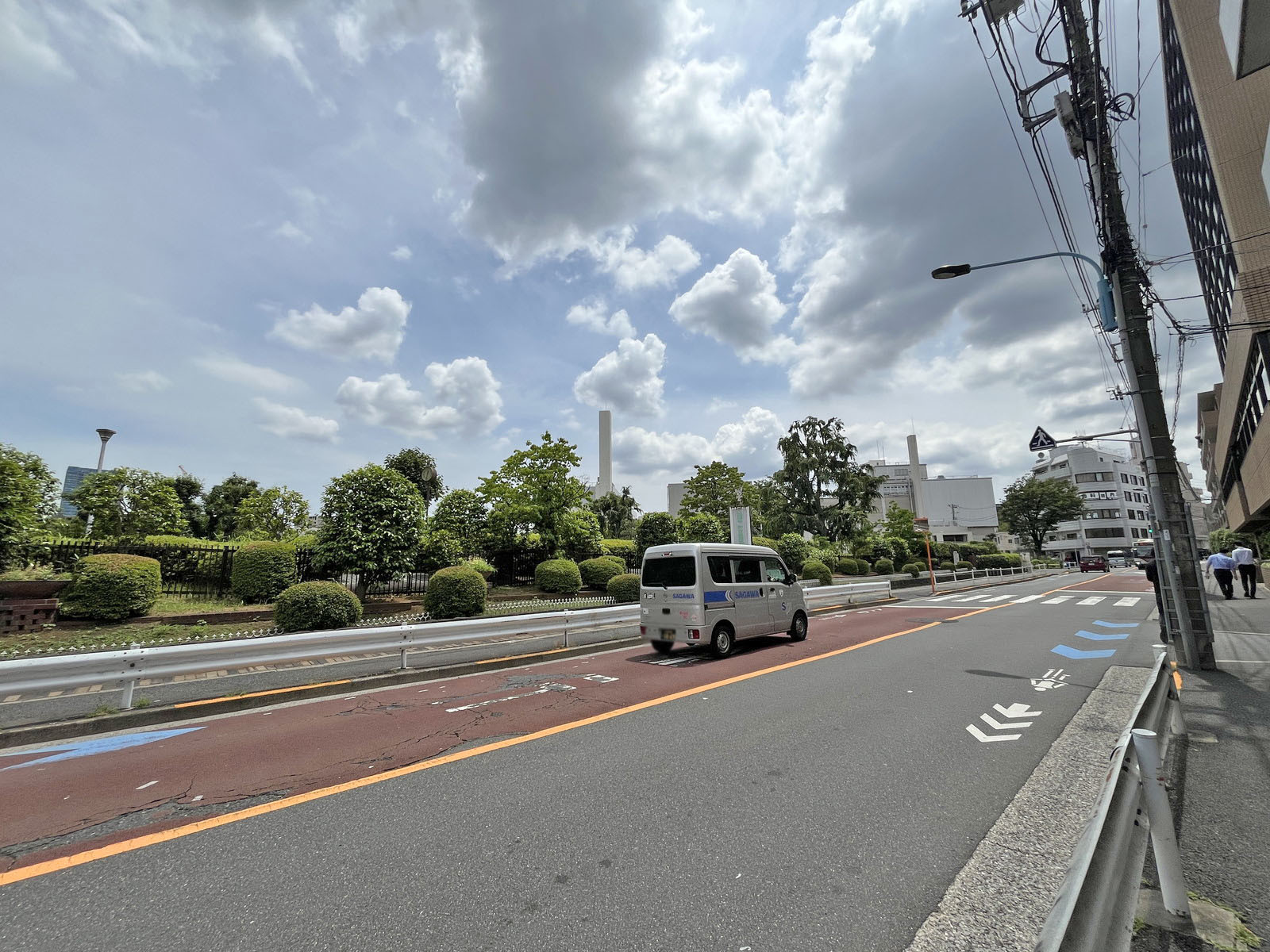 エヌケイビル前面の上落中通り