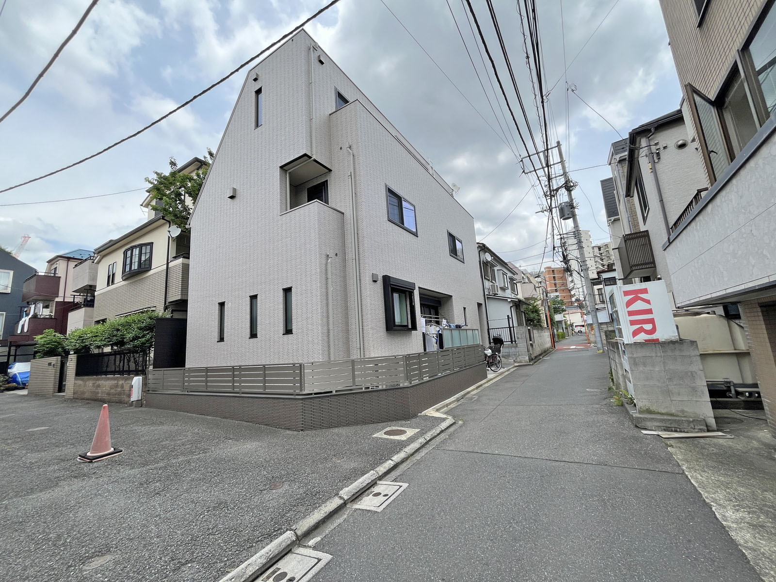日報ビル前面の通り