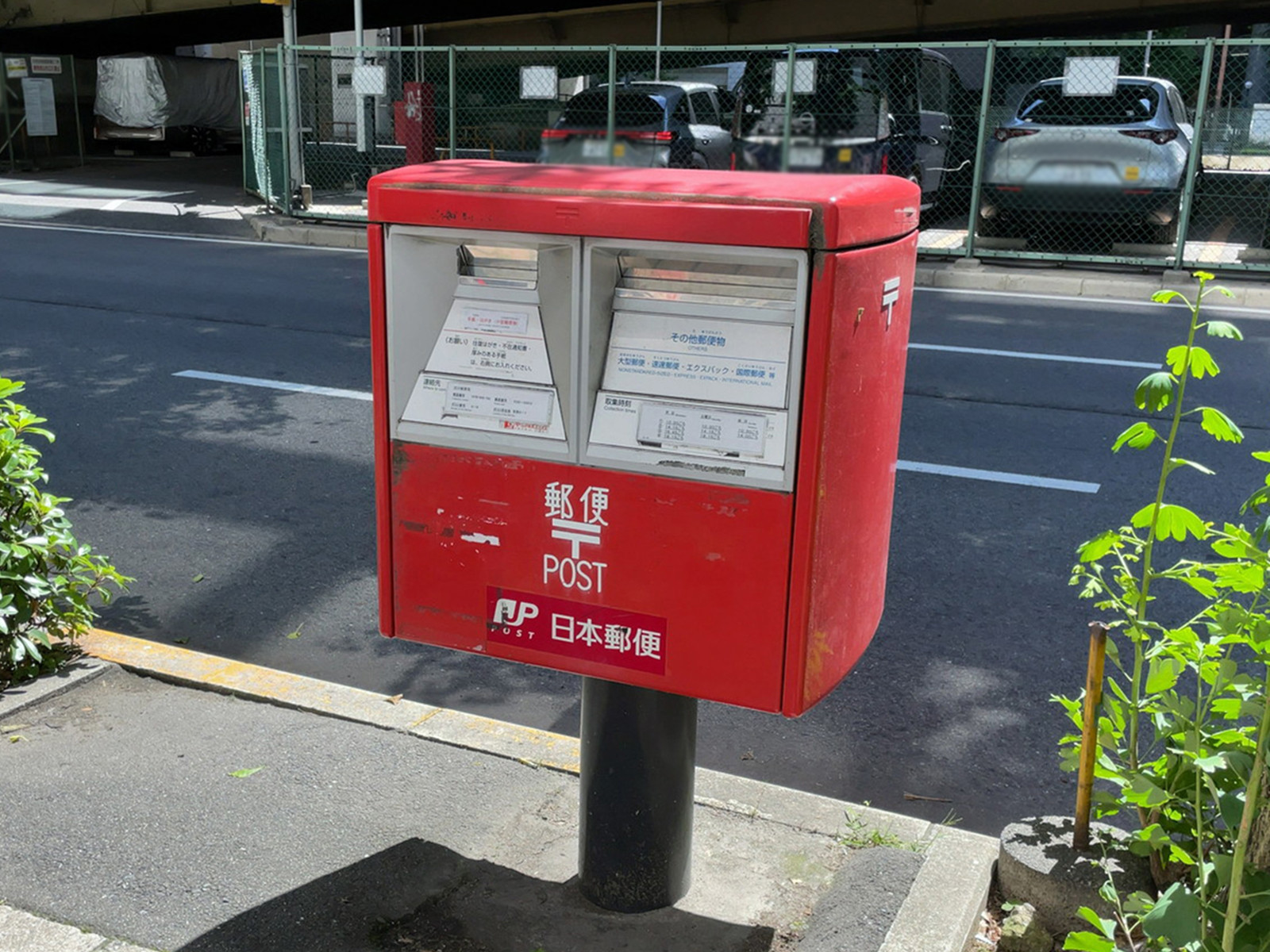 ビル前のポスト
