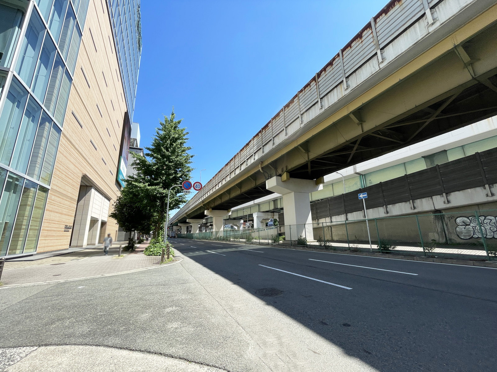 新大阪第27松屋ビル前面の通り