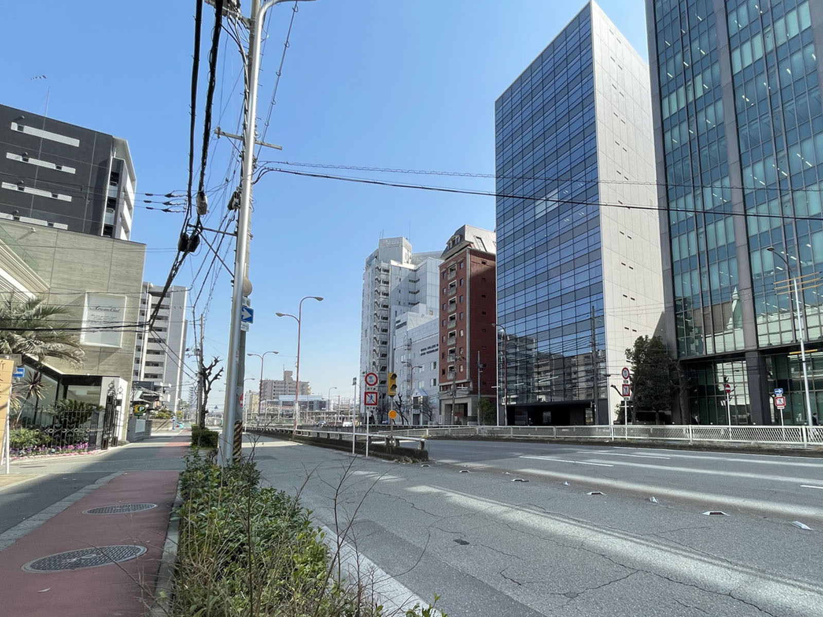 新大阪ブリックビル前面の通り
