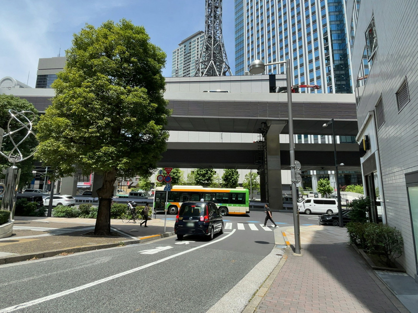 赤坂plusビル前面の通り