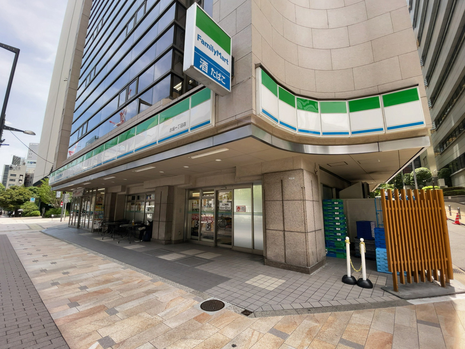 徒歩2分のファミリーマート 赤坂一丁目店