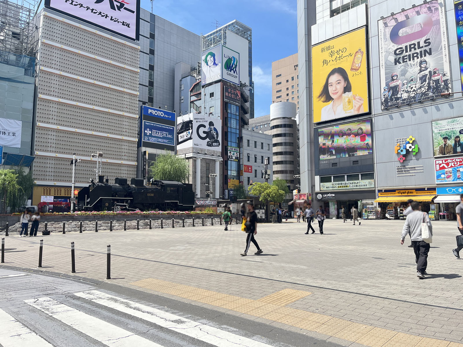 ニュー新橋ビル前面の新橋駅西口広場(SL広場)