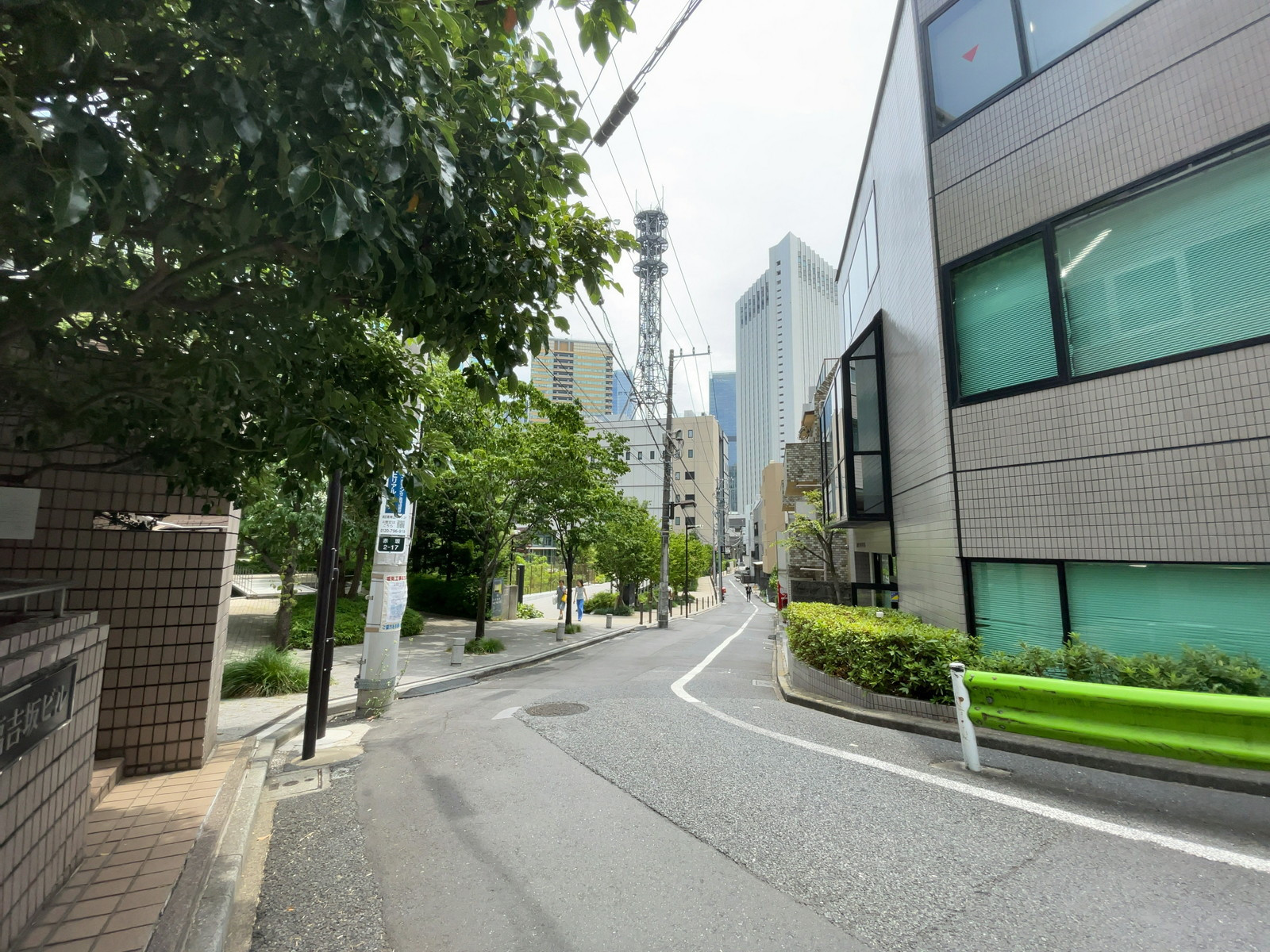 福吉坂ビル前面の通り