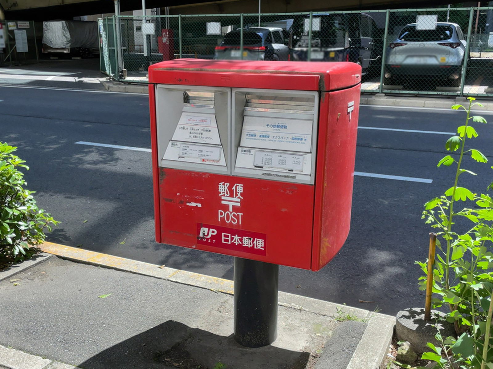 ビル前にあるポスト