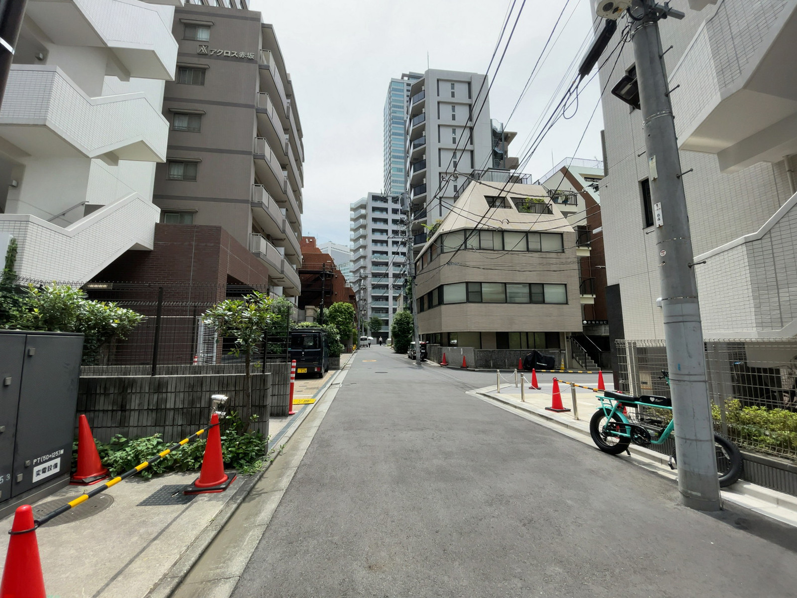 赤坂フェニックスビル前面の通り