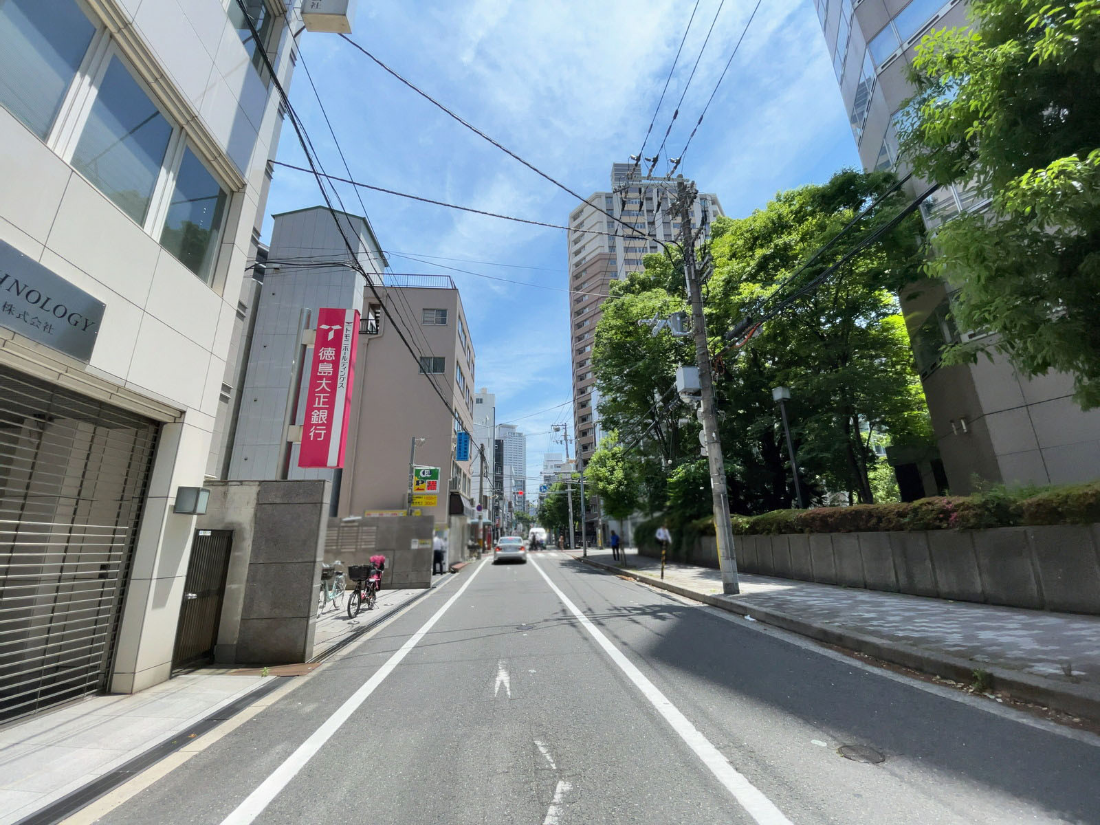 電気商事ビル前面の通り