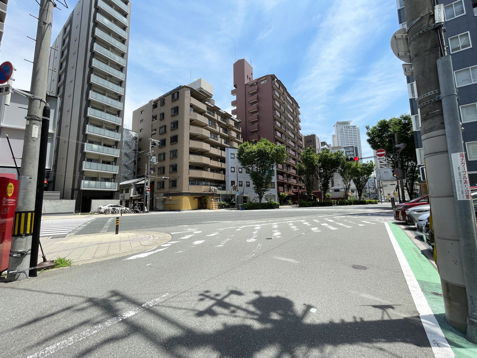 企業サービスビル別館前面の通り