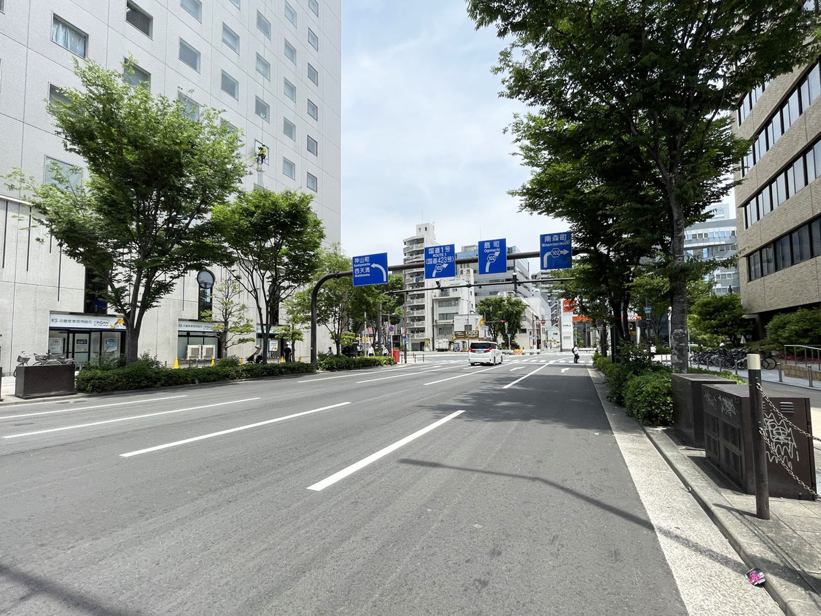 大阪JAビル前面の通り