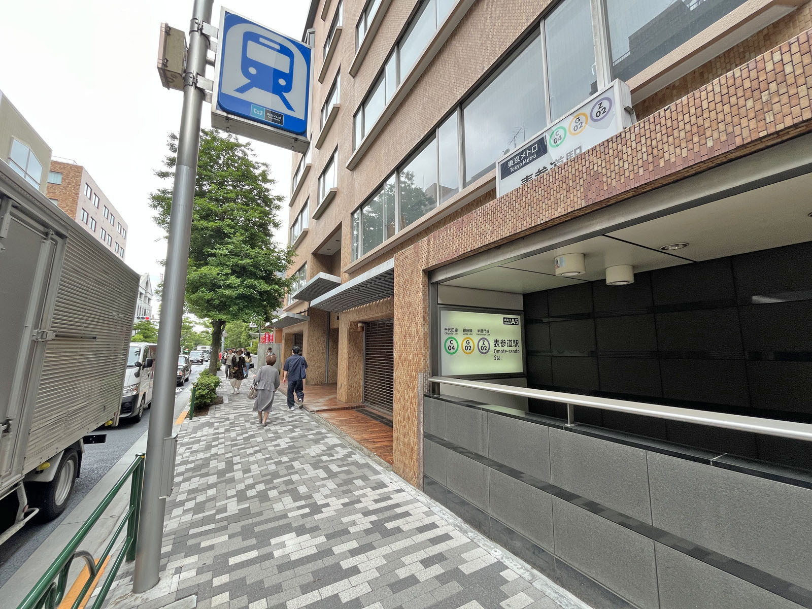 最寄りの「表参道駅」
