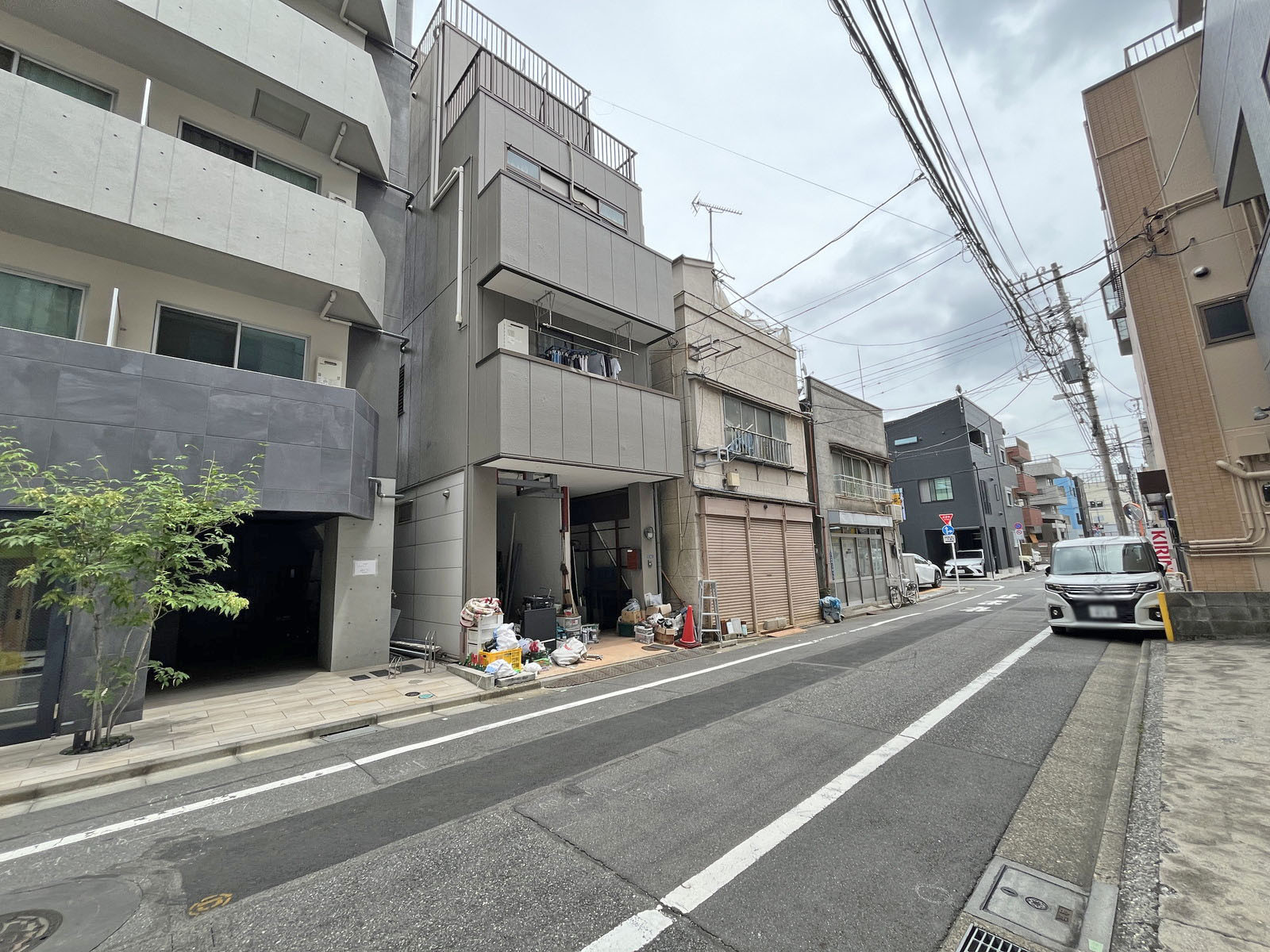 メゾンドユニベール前面の通り