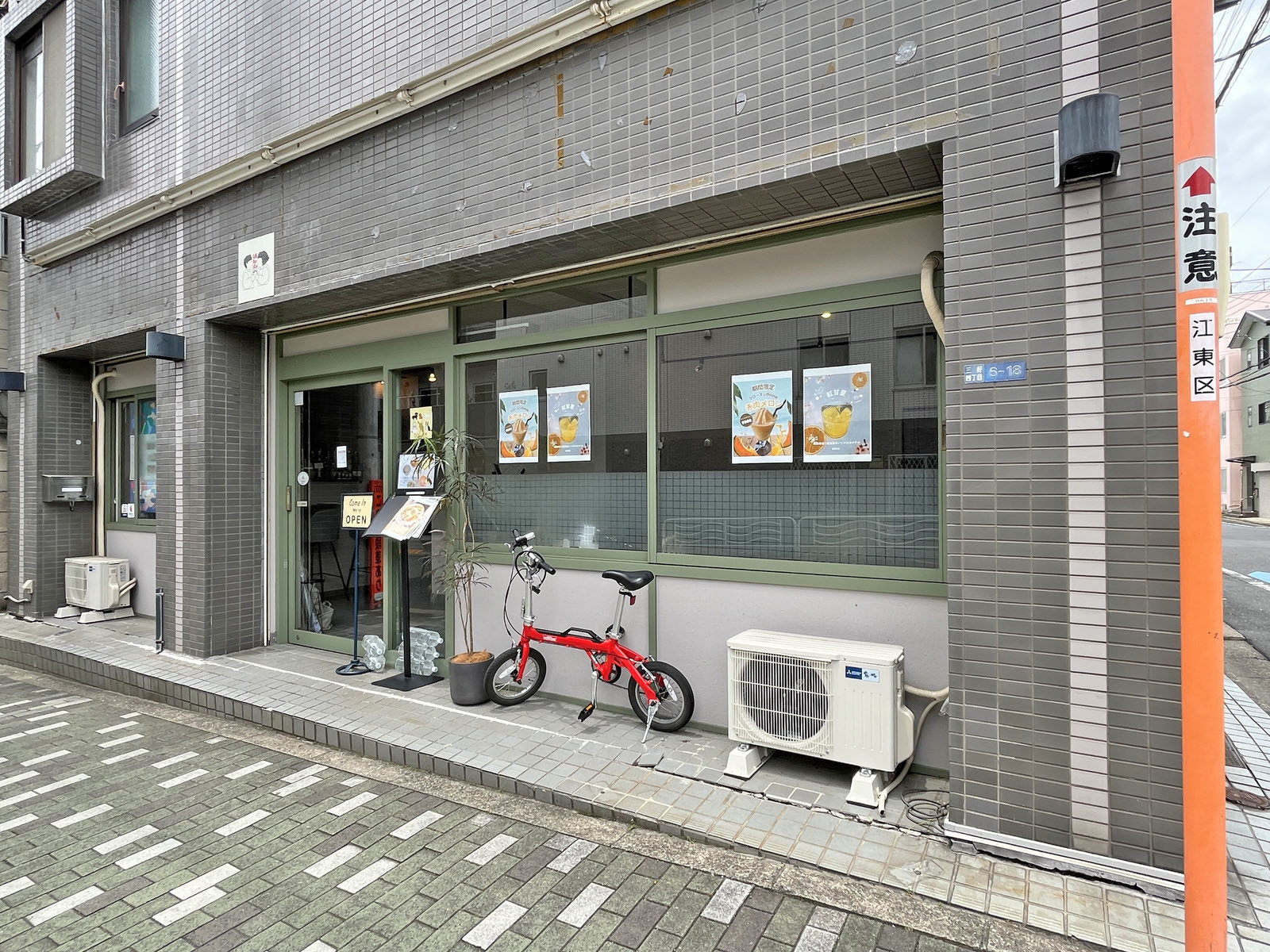 徒歩1分のCafe Bar iRie