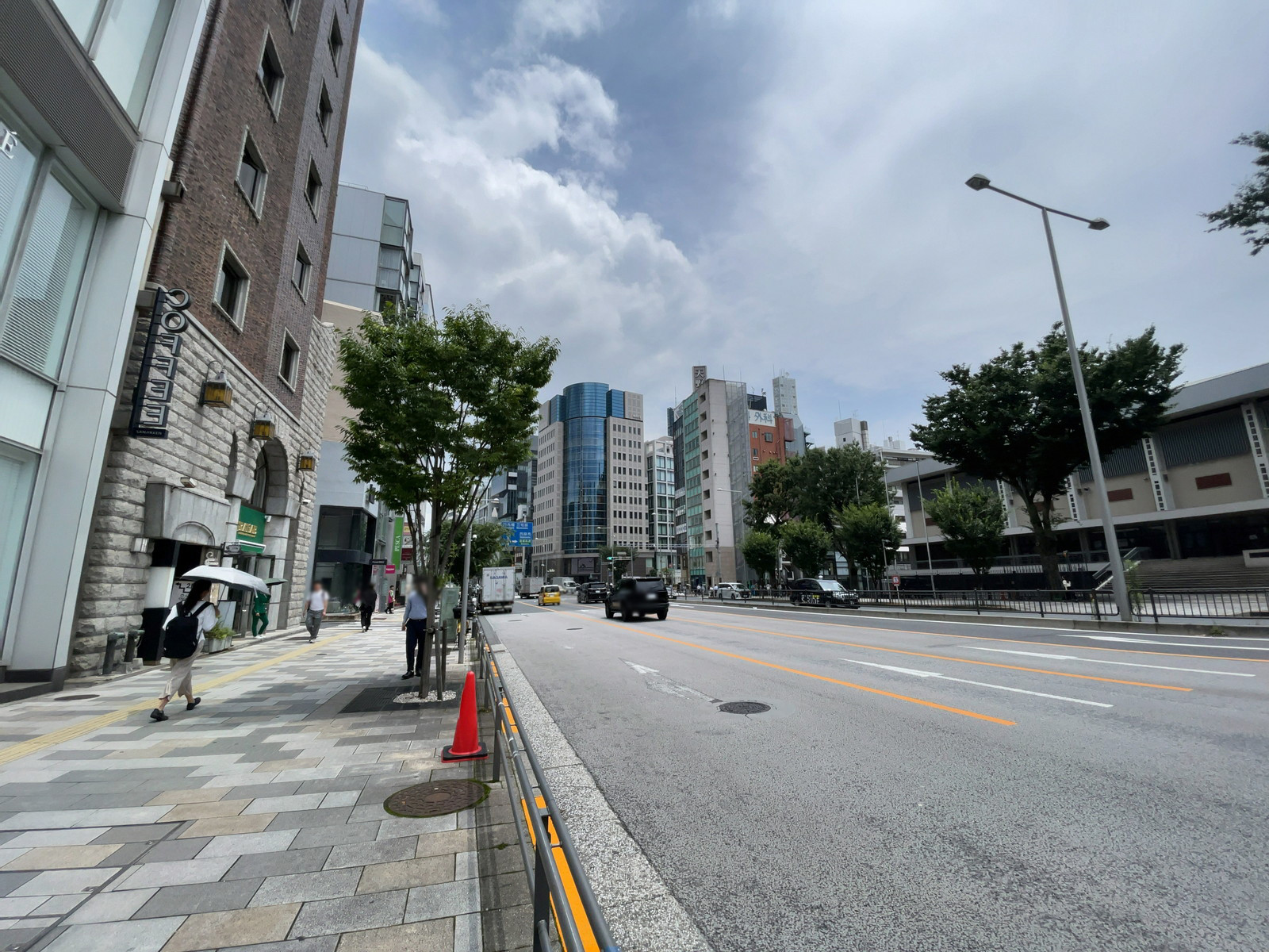 La Porte Aoyama前面の青山通り