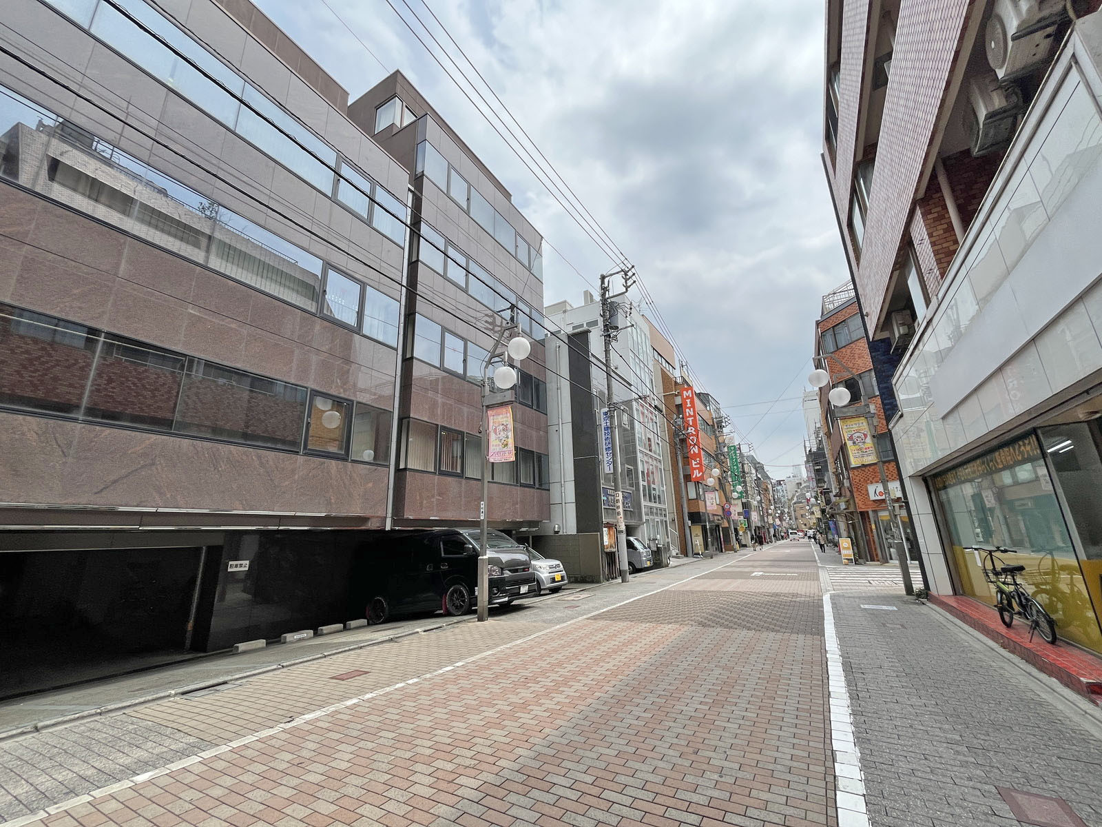 池袋労働基準協会ビル前面の平和通り
