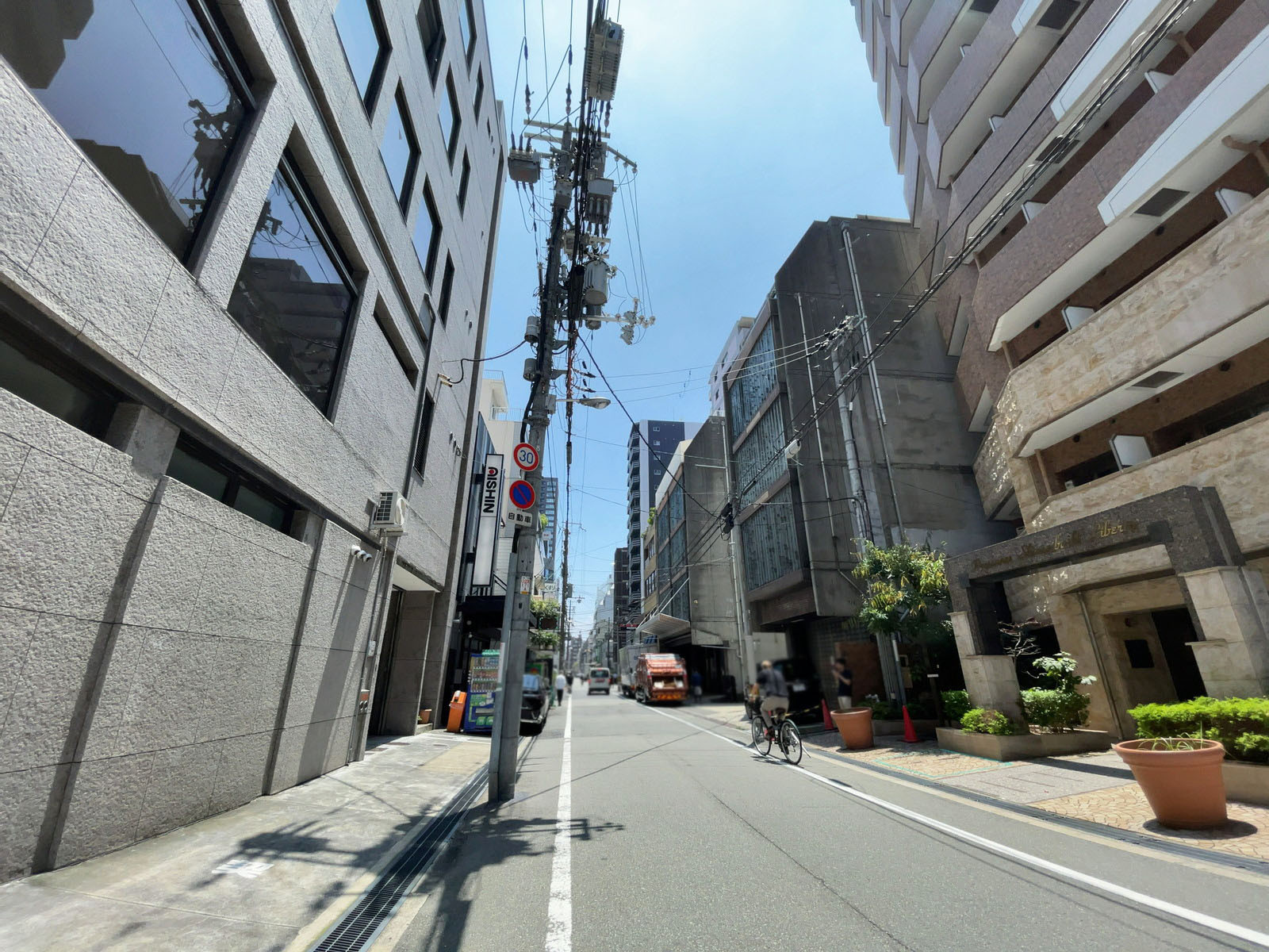 ロイヤルクイーンビル前面の通り
