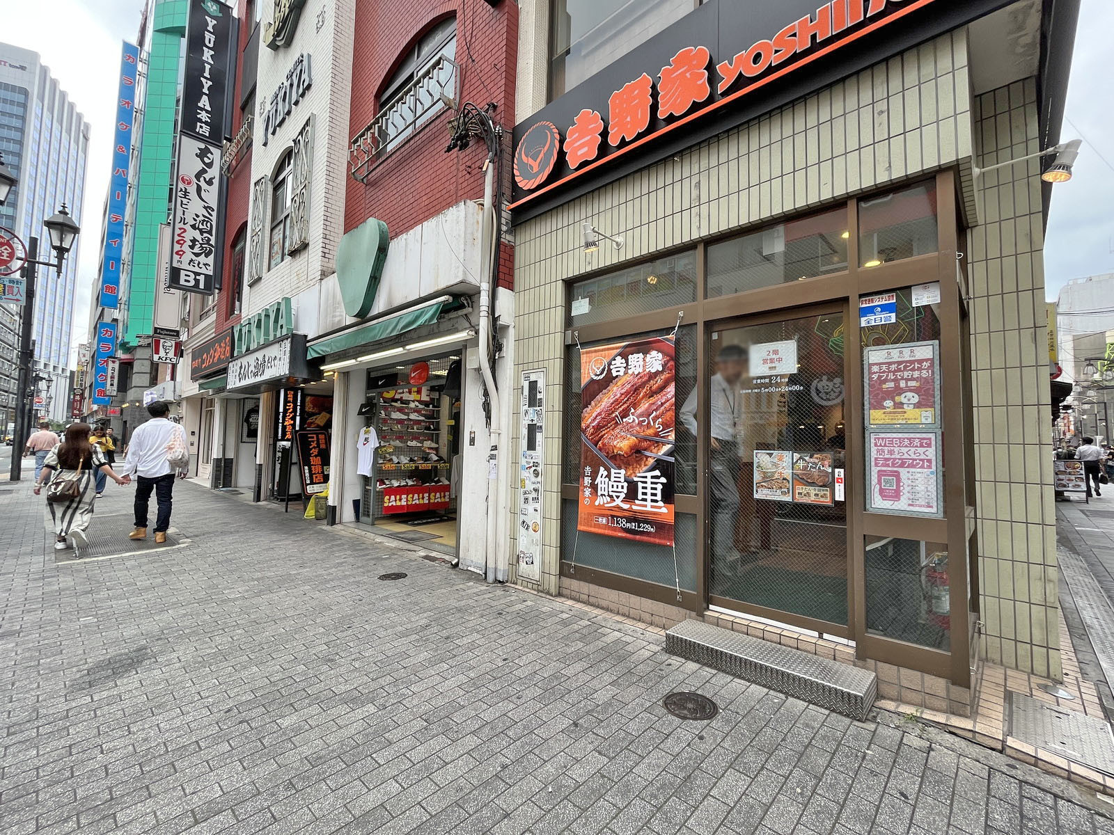 付近には飲食店が充実