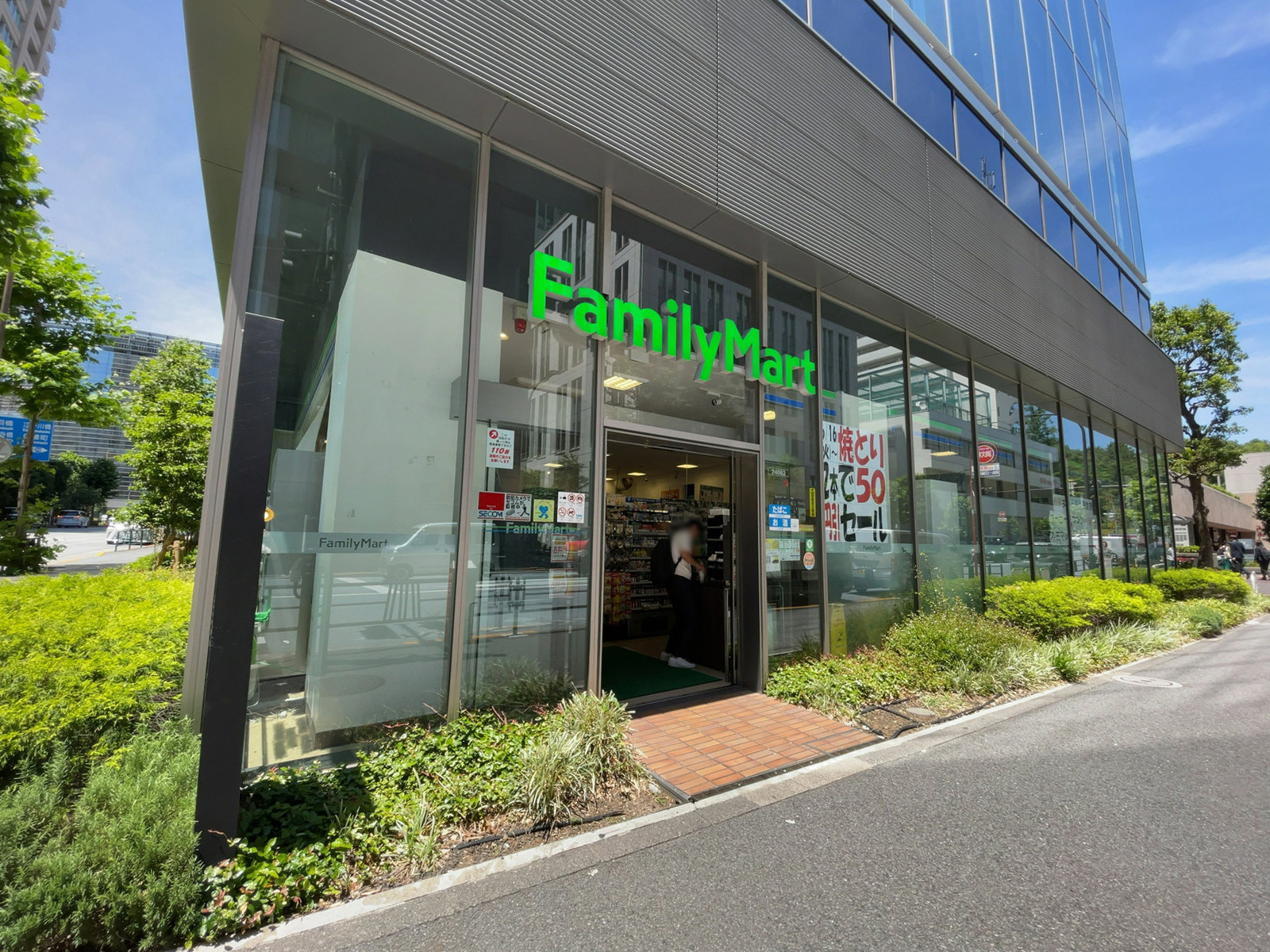 徒歩1分のファミリーマート 青山外苑東通り店