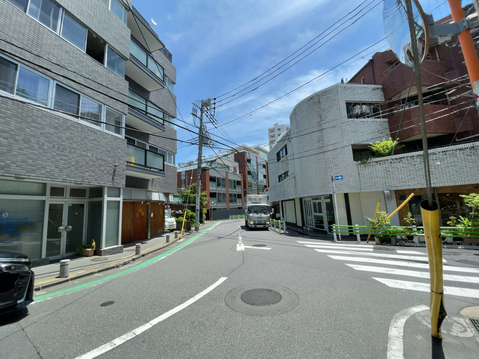 石橋水産食品赤坂8丁目ビル前面の通り