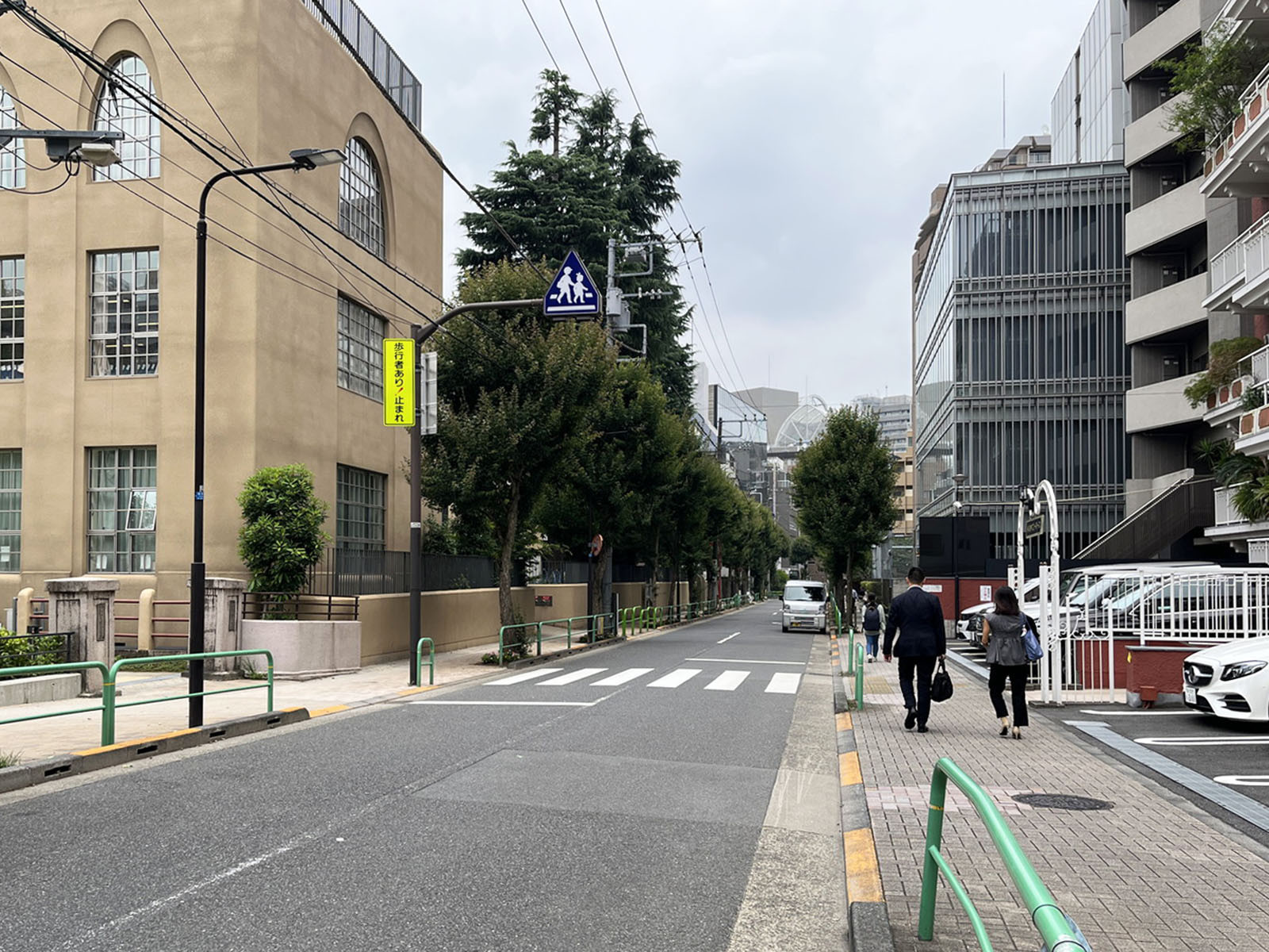 メットライフ三番町ビル前面の番長学園通り