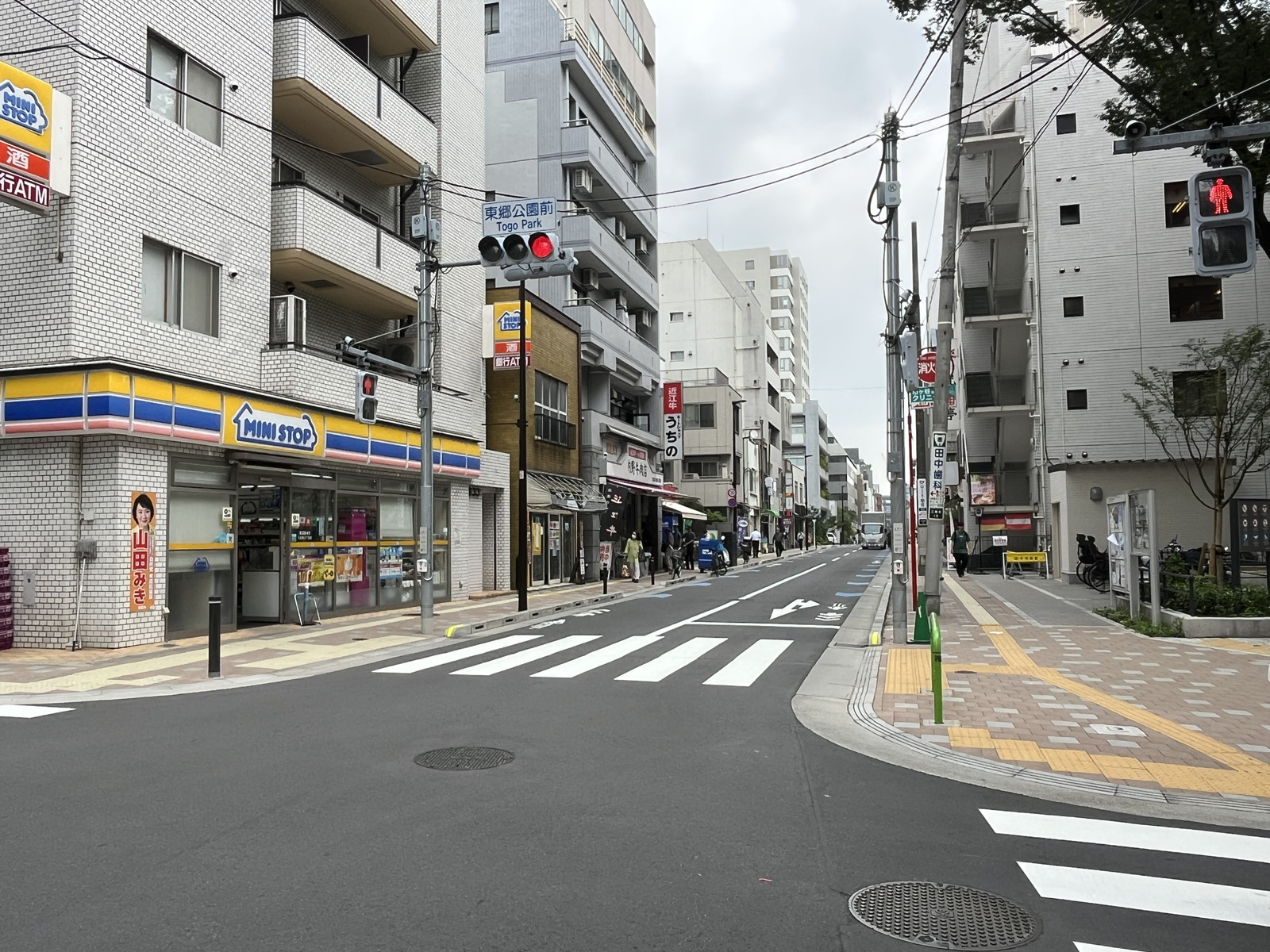 東郷パークビル前面の二七通り