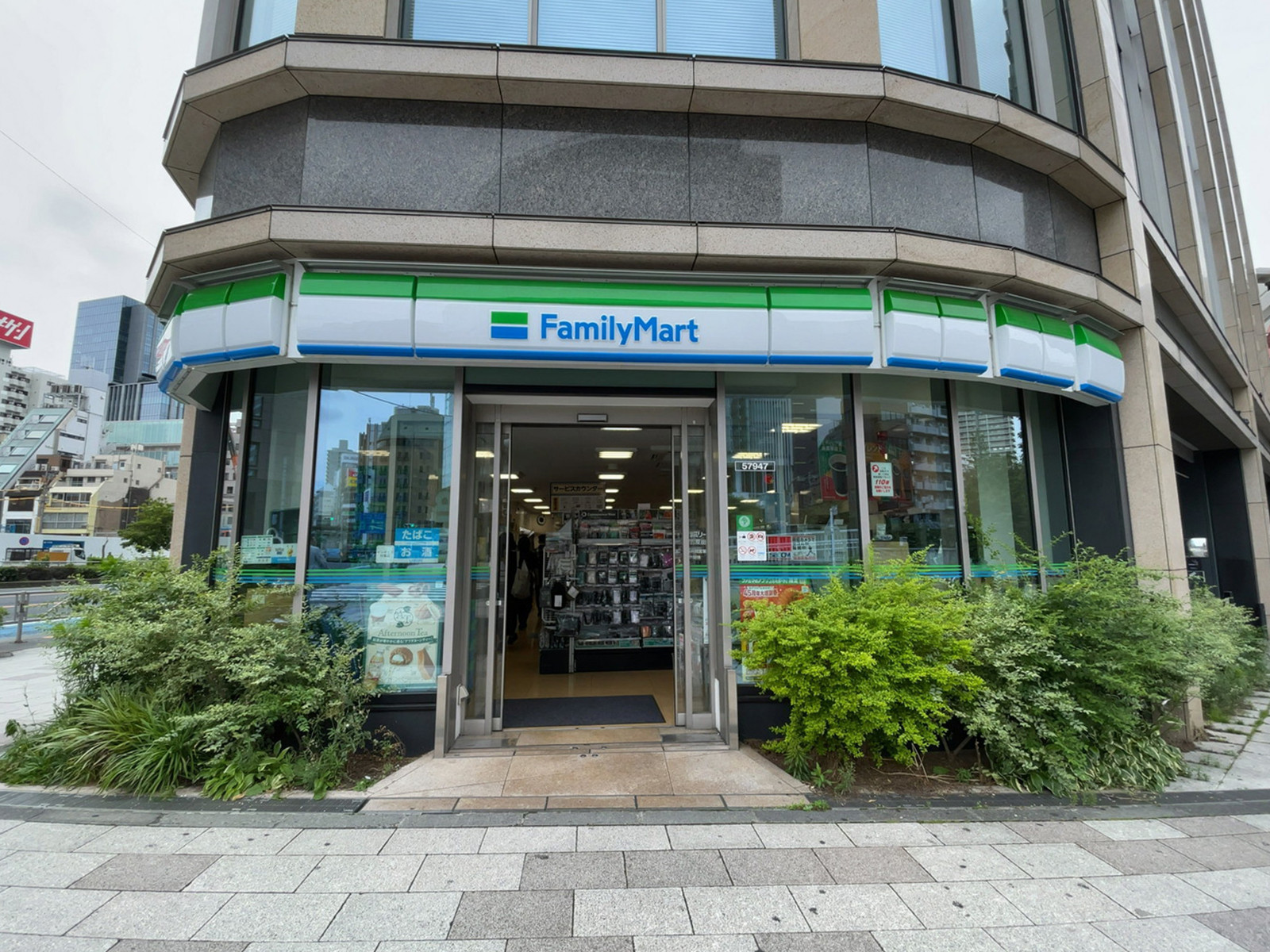 徒歩1分のファミリーマート 西五反田二丁目店