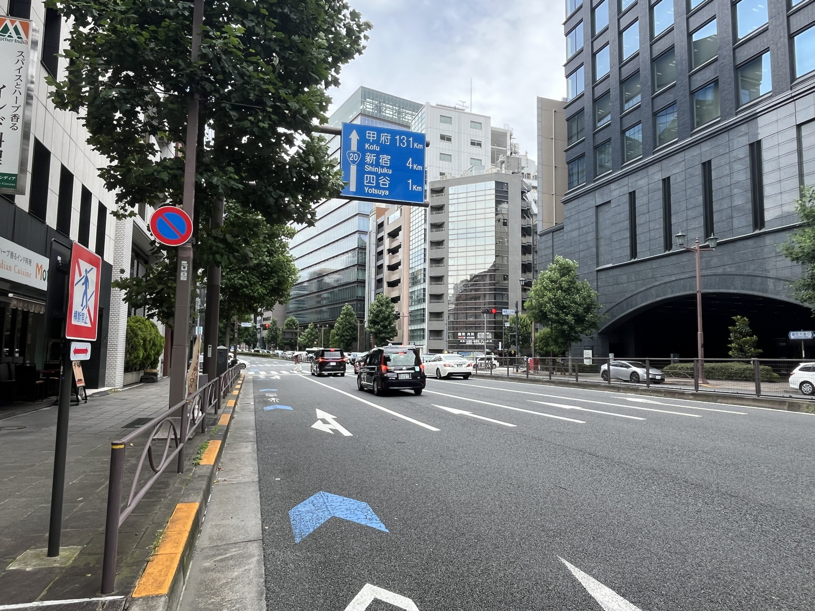 ミクニビル前面の新宿通り