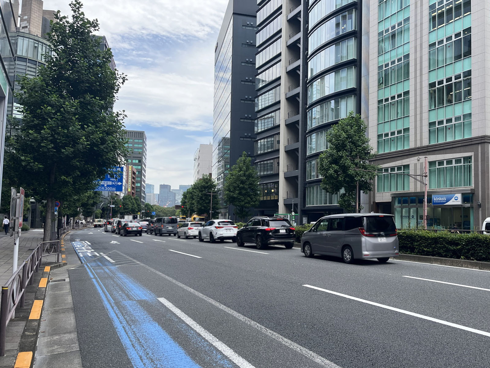 麹町プレイス前面の新宿通り