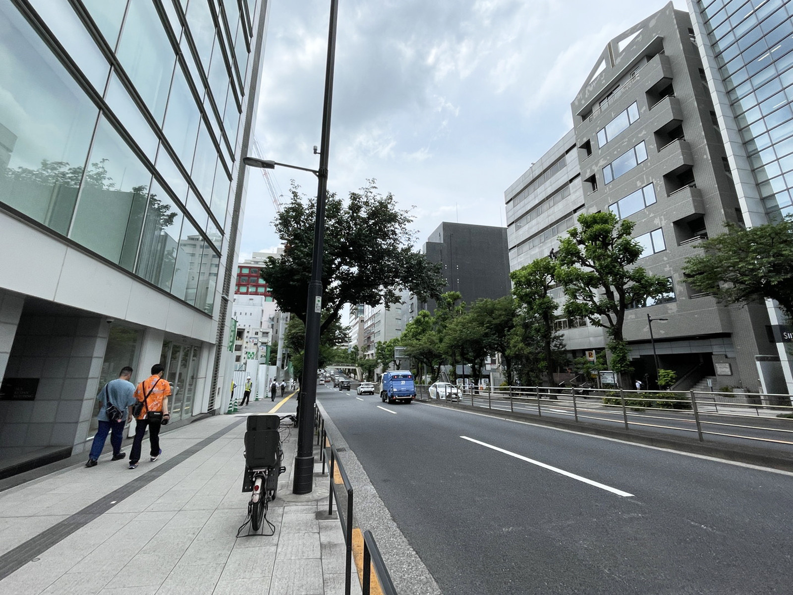 エース九段ビル前面の内堀通り