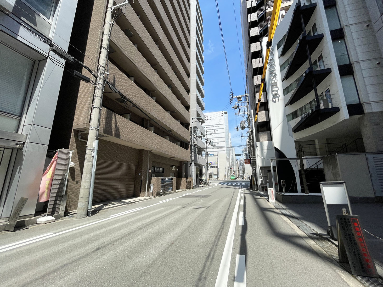 久我ビル南館前面の通り