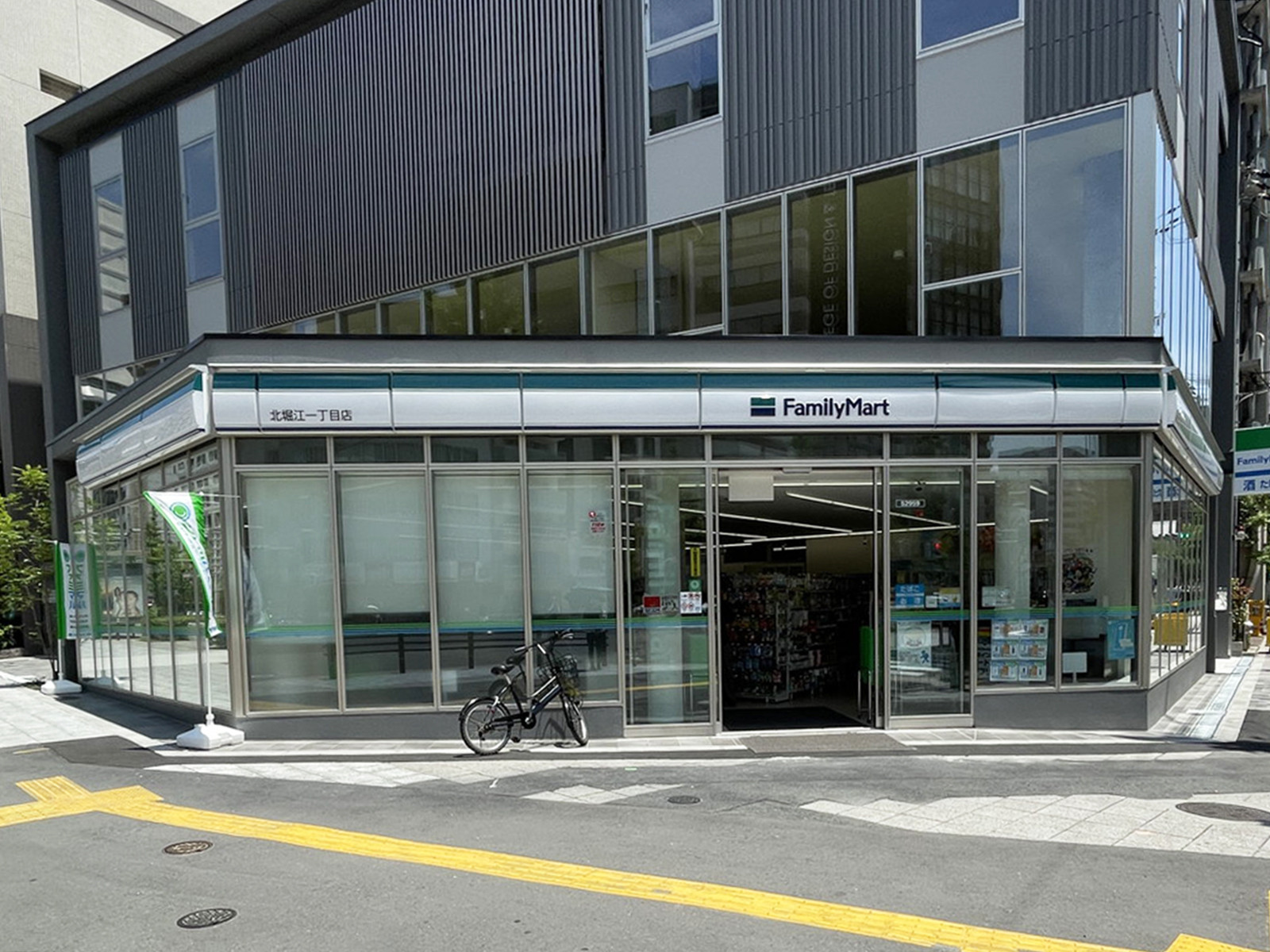 付近のファミリーマート 北堀江一丁目店