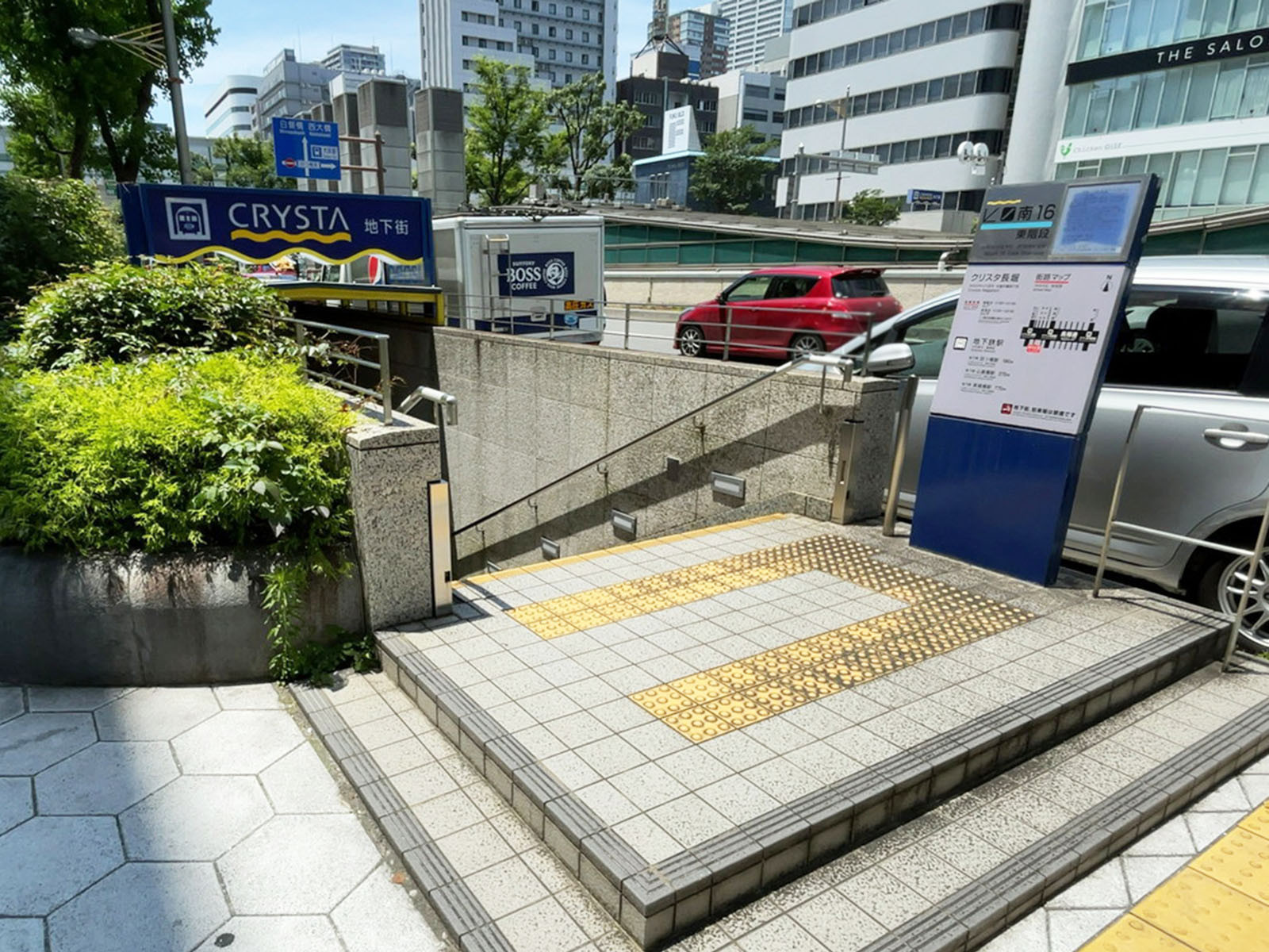ビル前のクリスタ長堀出入口