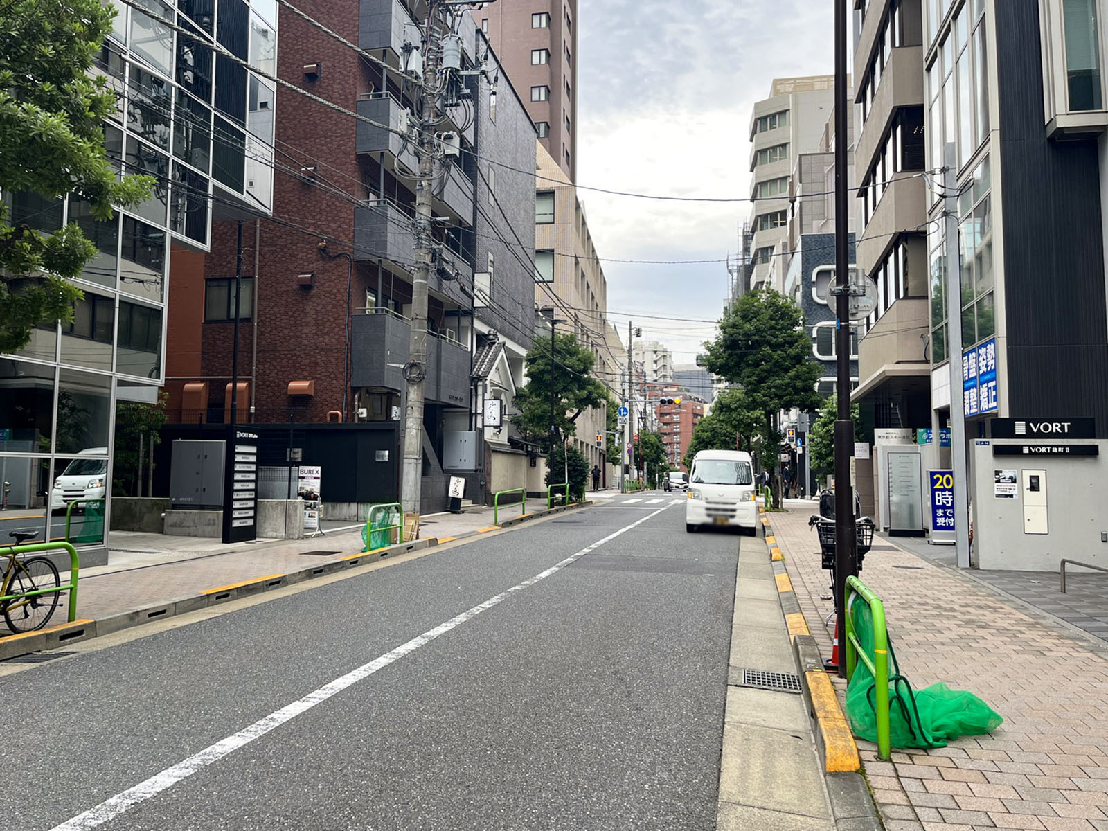 一ノ瀬ビル前面の東京FM通り