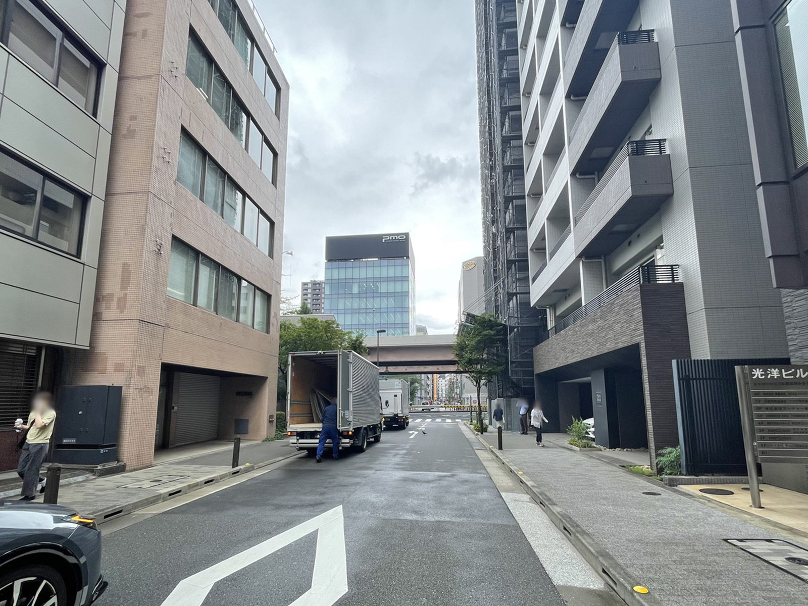 日本橋本町THビル前面の本銀通り