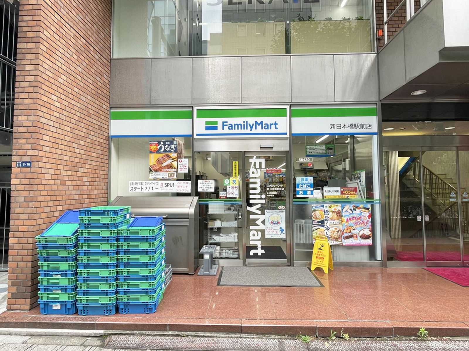 徒歩3分のファミリーマート 新日本橋駅前店
