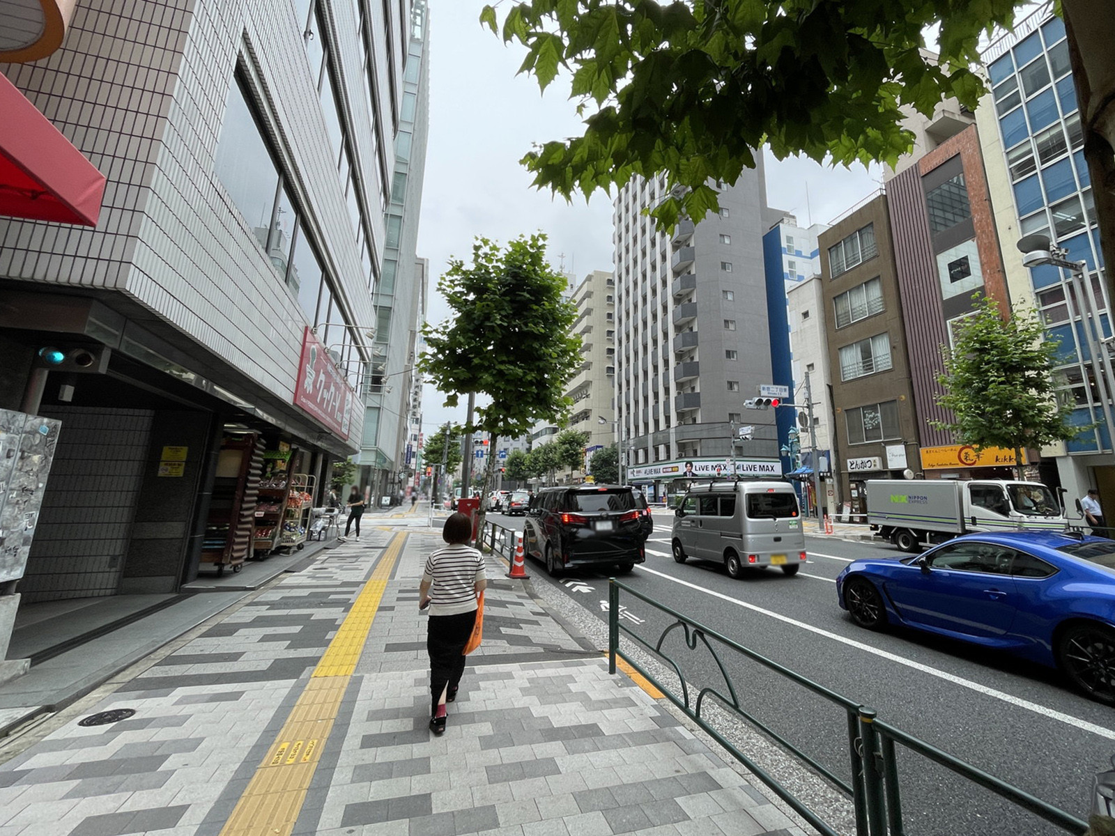 光和ビル前面の新宿通り