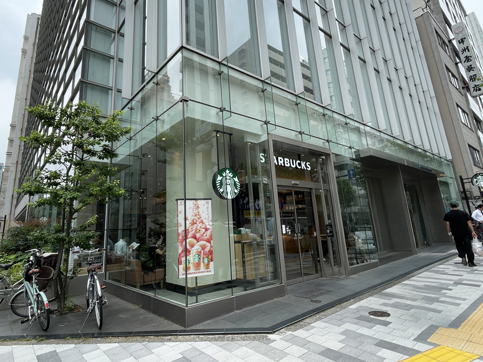 徒歩1分のスターバックス コーヒー 新宿2丁目店