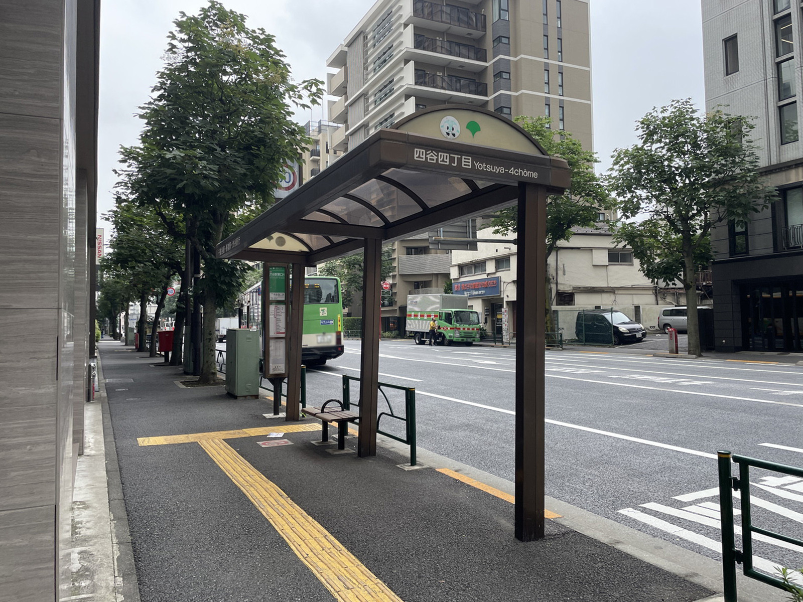 近くのバス停「四谷四丁目」