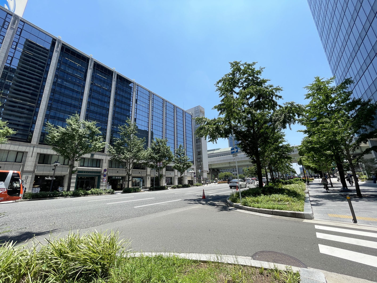 関電不動産梅田新道ビル前面の通り