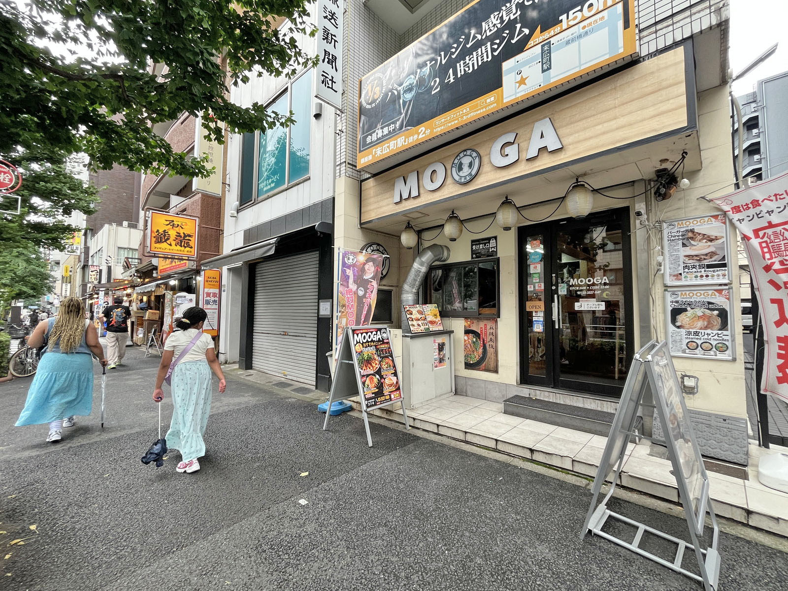 付近には飲食店が充実