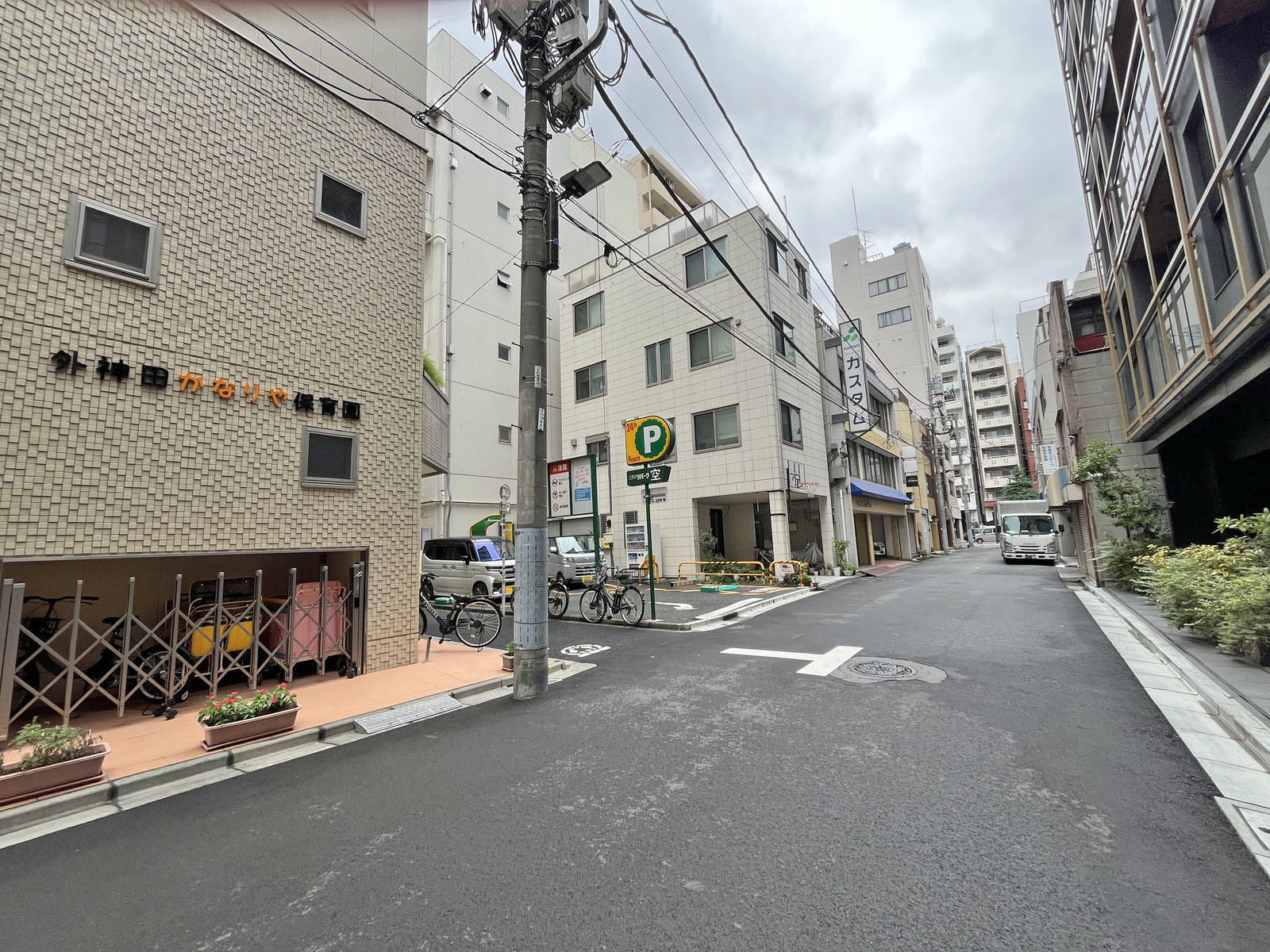 オクミヤ興産ビル前面の通り