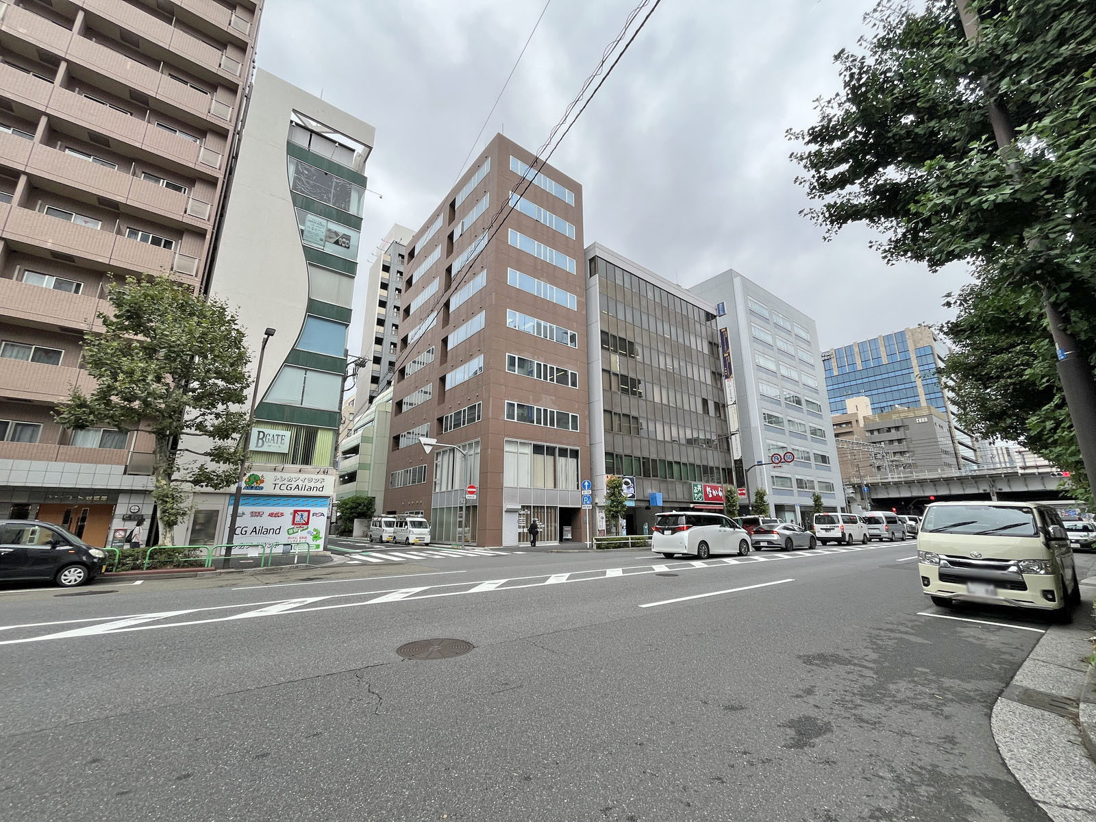 石川興産ビル前面の蔵前橋通り